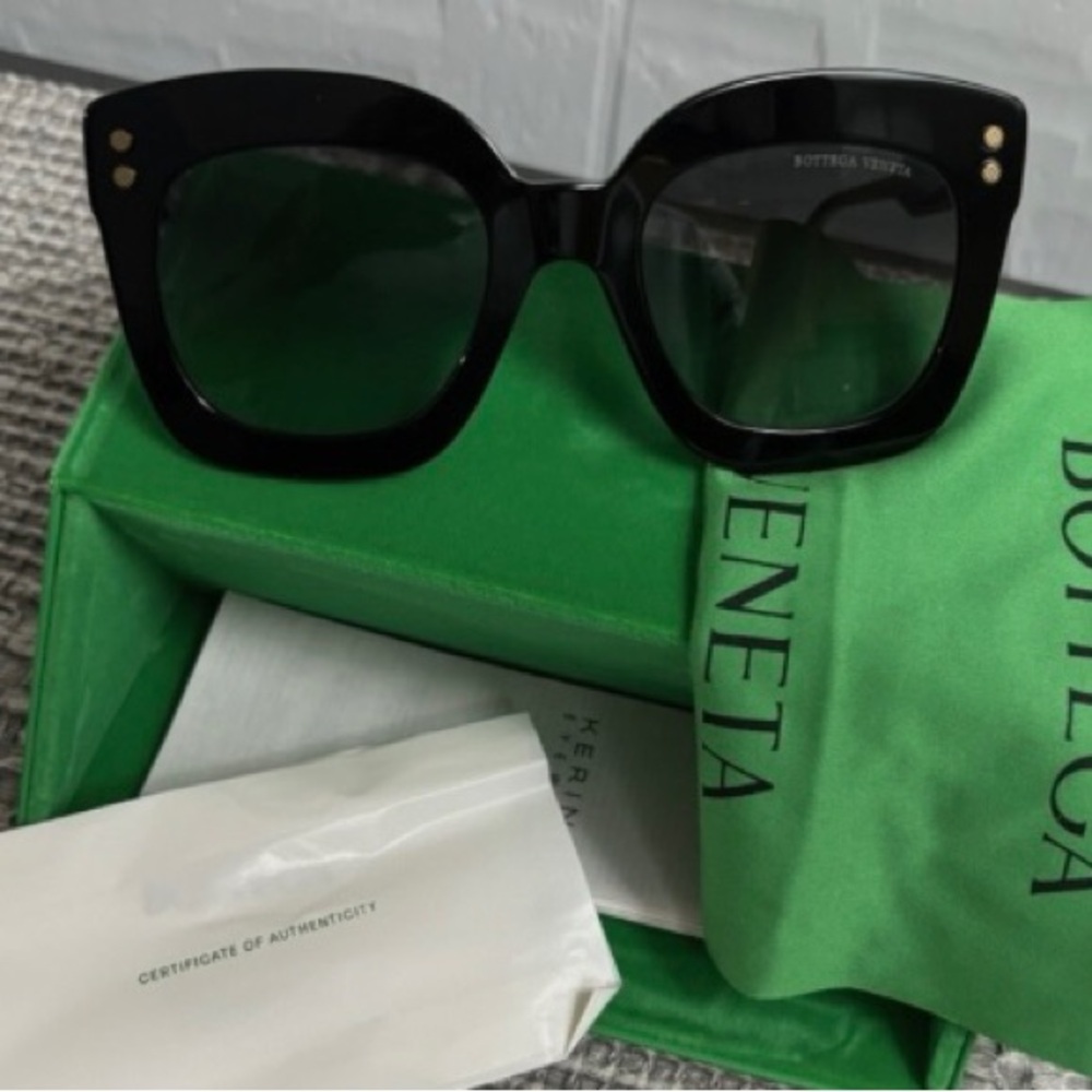 New Authentic Bottega Veneta Elegant Black Sunglasses